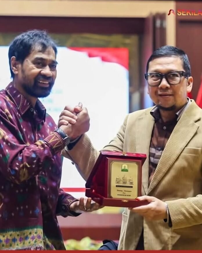 Gubernur Aceh, Muzakir Manaf (Mualem), mendesak agar Dana Otonomi Khusus (Otsus) Aceh ditetapkan minimal sebesar 2,5 persen dalam revisi UU Pemerintahan Aceh (UUPA). Dalam rapat konsultasi di Banda Aceh, ia berharap angka tersebut bisa ditingkatkan lebih lanjut.