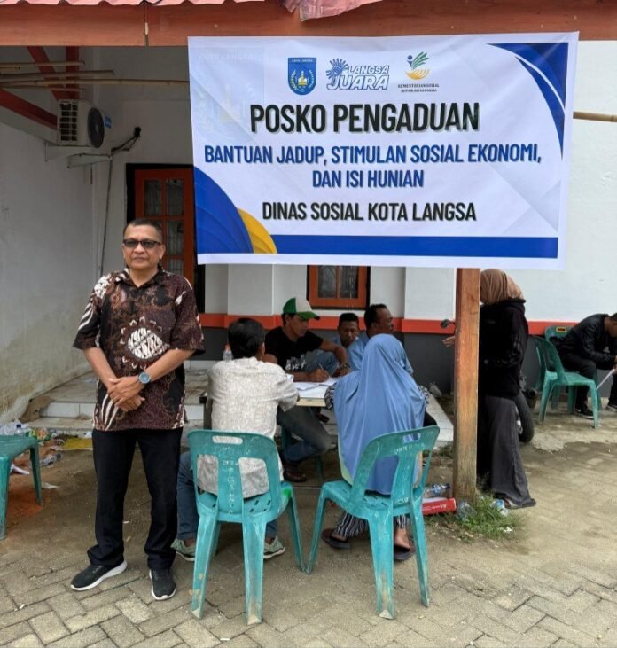 A government complaint post at Langsa Post Office courtyard with officials assisting citizens, banners displaying 'Bantuan Jadup, Stimulan Ekonomi, dan Isi Hunian', orderly queues under sunny skies, people holding documents
