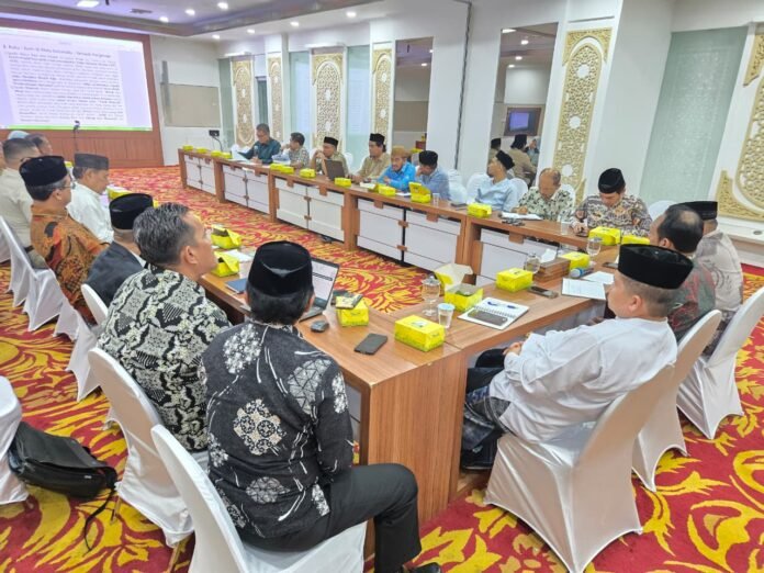 Sekretaris Daerah Aceh yang diwakili Kepala Biro Pemerintahan dan Otonomi Daerah Sekretariat Daerah Aceh, Dr. Bob Mizwar, SSTP., M.Si., memimpin langsung Rapat Koordinasi Lanjutan Penyelesaian Status Tanah Wakaf Blang Padang. Rapat tersebut mempertemukan unsur Pemerintah Aceh, ulama, Badan Wakaf Indonesia (BWI), akademisi, tim advokasi, serta instansi terkait untuk memperkuat langkah penyelesaian status Tanah Blang Padang sebagai tanah wakaf Masjid Raya Baiturrahman Aceh melalui pendekatan historis, administratif, dan konstitusional. Sekretaris Daerah Aceh yang diwakili Kepala Biro Pemerintahan dan Otonomi Daerah Sekretariat Daerah Aceh, Dr. Bob Mizwar, SSTP., M.Si., memimpin langsung Rapat Koordinasi Lanjutan Penyelesaian Status Tanah Wakaf Blang Padang. Rapat tersebut mempertemukan unsur Pemerintah Aceh, ulama, Badan Wakaf Indonesia (BWI), akademisi, tim advokasi, serta instansi terkait untuk memperkuat langkah penyelesaian status Tanah Blang Padang sebagai tanah wakaf Masjid Raya Baiturrahman Aceh melalui pendekatan historis, administratif, dan konstitusional.