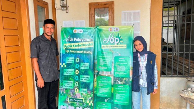 Foto bersama Keuchik Ibrahim dengan Miftakhul Jannah Hasny setelah diskusi terkait banner Alur Pelayanan Publik Kantor Keuchik. Foto/Tim KKN Reguler XXIX Kelompok 58 USK, Selasa (4/8/2026). Foto bersama Keuchik Ibrahim dengan Miftakhul Jannah Hasny setelah diskusi terkait banner Alur Pelayanan Publik Kantor Keuchik. Foto/Tim KKN Reguler XXIX Kelompok 58 USK, Selasa (4/8/2026).