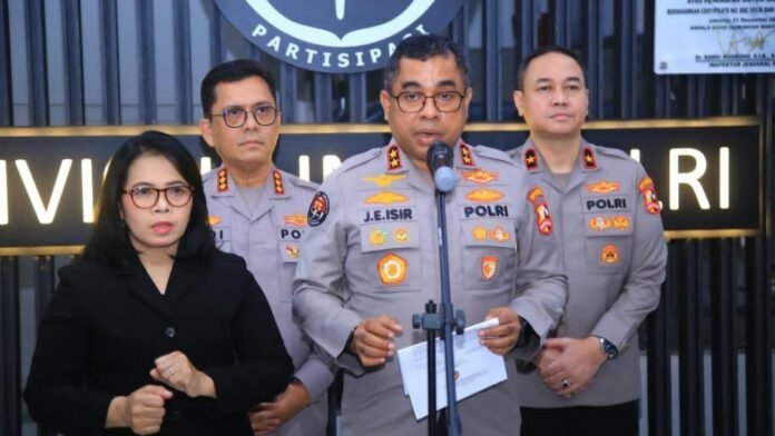A modern, high-tech interface of a 'Polri SuperApp' displayed on a smartphone screen, with a clear icon or prominent feature showing '110 Darurat'. In the background, subtly blurred, a police officer is seen engaging with community members, perhaps responding to a call or assisting. The overall aesthetic should convey efficiency, digital integration, and responsive public service. The smartphone screen should have a sleek design, possibly showing a map interface or report submission form, with the Polri logo visible. A modern, high-tech interface of a 'Polri SuperApp' displayed on a smartphone screen, with a clear icon or prominent feature showing '110 Darurat'. In the background, subtly blurred, a police officer is seen engaging with community members, perhaps responding to a call or assisting. The overall aesthetic should convey efficiency, digital integration, and responsive public service. The smartphone screen should have a sleek design, possibly showing a map interface or report submission form, with the Polri logo visible.