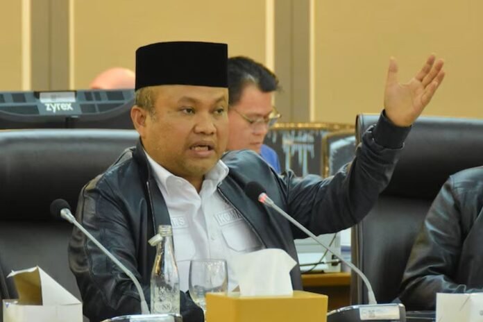 Seorang pria mengenakan peci dan jaket kulit menyampaikan pandangannya dengan gestur tangan mengangkat dalam sebuah forum diskusi. (Foto: Dok. Gerindra)