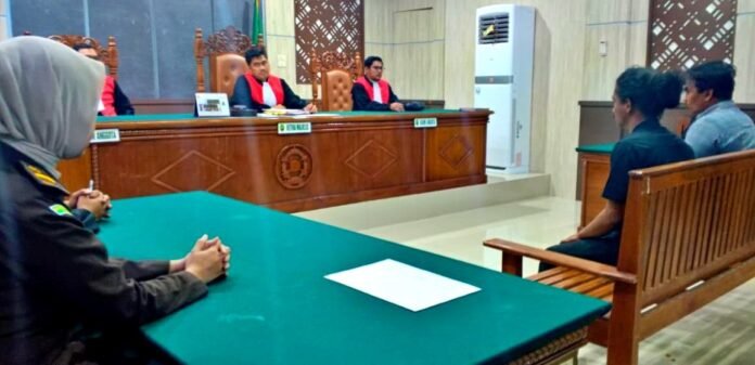 Suasana persidangan dengan majelis hakim, jaksa penuntut umum, dan pihak terkait di ruang sidang pengadilan. (Foto: Istimewa)