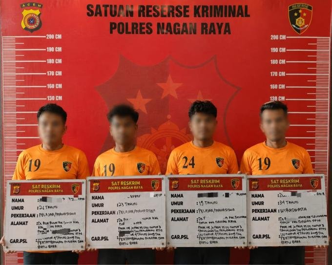 Empat pria terduga pelaku penambangan emas ilegal di Nagan Raya dihadirkan oleh Satuan Reserse Kriminal Polres Nagan Raya. (Foto: Dok. Humas Polres Nagan Raya) Empat pria terduga pelaku penambangan emas ilegal di Nagan Raya dihadirkan oleh Satuan Reserse Kriminal Polres Nagan Raya. (Foto: Dok. Humas Polres Nagan Raya)