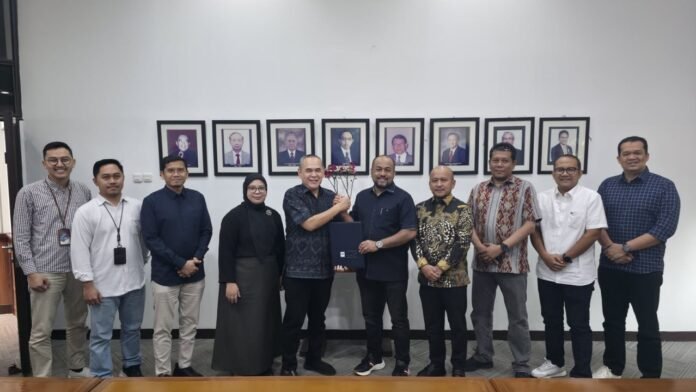 Perwakilan Bank Aceh dan LPPI berpose bersama usai penandatanganan kerja sama strategis untuk percepatan persiapan menuju Bank Devisa. (Foto: Dok. Bank Aceh) Perwakilan Bank Aceh dan LPPI berpose bersama usai penandatanganan kerja sama strategis untuk percepatan persiapan menuju Bank Devisa. (Foto: Dok. Bank Aceh)