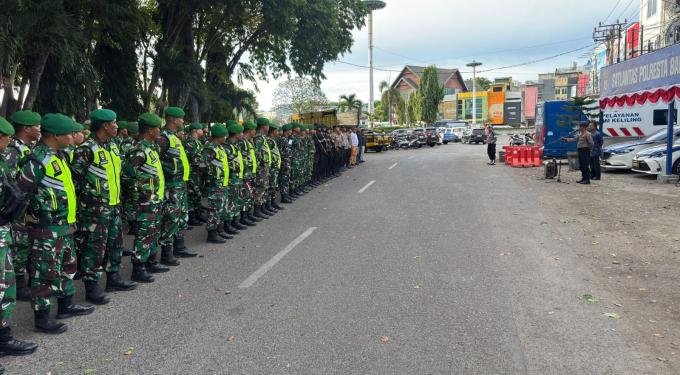 Ratusan personel gabungan TNI dan Polri bersiaga dalam apel persiapan pengamanan Hari Damai Aceh. (Foto: Dok. Humas Polda Aceh dan TNI) Ratusan personel gabungan TNI dan Polri bersiaga dalam apel persiapan pengamanan Hari Damai Aceh. (Foto: Dok. Humas Polda Aceh dan TNI)