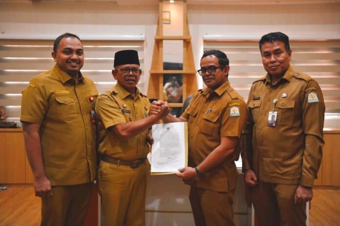 Taufik berjabatan tangan dengan pejabat lain saat momen penunjukan dirinya sebagai Plt Sekda Aceh menggantikan M Nasir Syamaun. (Foto: Dok. Humas Pemerintah Aceh) Taufik berjabatan tangan dengan pejabat lain saat momen penunjukan dirinya sebagai Plt Sekda Aceh menggantikan M Nasir Syamaun. (Foto: Dok. Humas Pemerintah Aceh)