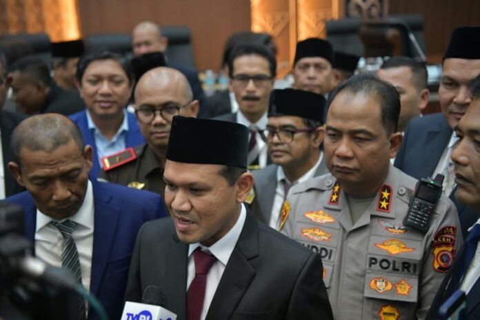 Dek Fadh menyampaikan jawaban pertanggungjawaban APBA 2025 saat Sidang Paripurna DPRA yang berlangsung di gedung wakil rakyat. (Foto: Dok. Humas DPRA) Dek Fadh menyampaikan jawaban pertanggungjawaban APBA 2025 saat Sidang Paripurna DPRA yang berlangsung di gedung wakil rakyat. (Foto: Dok. Humas DPRA)