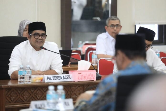 Plt Sekda Aceh sedang memberikan keterangan dalam sebuah rapat terkait ajakan memperkuat sinergi dengan DPRA untuk mengawal pembangunan daerah. (Foto: Dok. Setda Aceh) Plt Sekda Aceh sedang memberikan keterangan dalam sebuah rapat terkait ajakan memperkuat sinergi dengan DPRA untuk mengawal pembangunan daerah. (Foto: Dok. Setda Aceh)