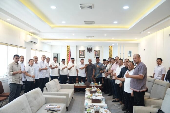Wakil Gubernur Aceh Fadhlullah bersama pimpinan dan anggota DPRA berpose menunjukkan komitmen bersama dalam mempercepat pembahasan APBA demi kesejahteraan Aceh. (Foto: Dok. Humas Pemerintah Aceh)