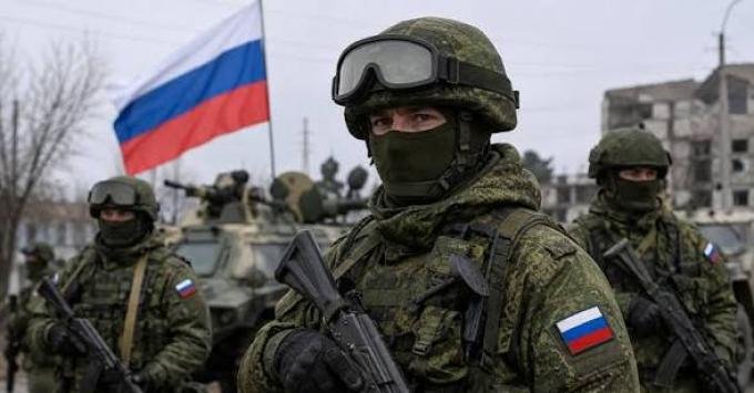 Potret tentara Rusia berseragam lengkap dengan bendera negara di latar belakang, ilustrasi kasus WNI yang diduga direkrut jadi tentara Rusia. (Foto: Istimewa) Potret tentara Rusia berseragam lengkap dengan bendera negara di latar belakang, ilustrasi kasus WNI yang diduga direkrut jadi tentara Rusia. (Foto: Istimewa)