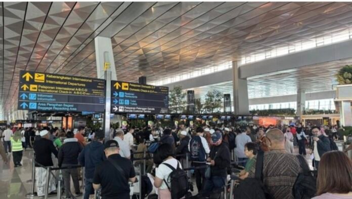 Keramaian penumpang memadati Bandara Soekarno-Hatta setelah operasional bandara terpaksa dihentikan sementara akibat abu vulkanik Gunung Krakatau. (Foto: Dok. Angkasa Pura II) Keramaian penumpang memadati Bandara Soekarno-Hatta setelah operasional bandara terpaksa dihentikan sementara akibat abu vulkanik Gunung Krakatau. (Foto: Dok. Angkasa Pura II)
